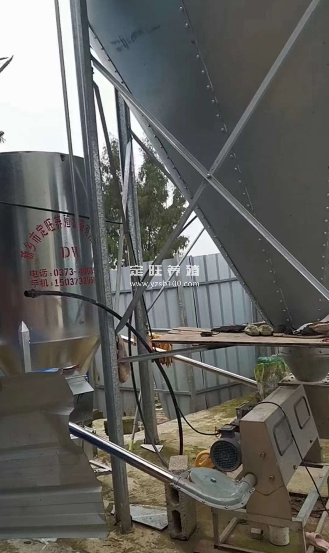 立式搅拌机与料线