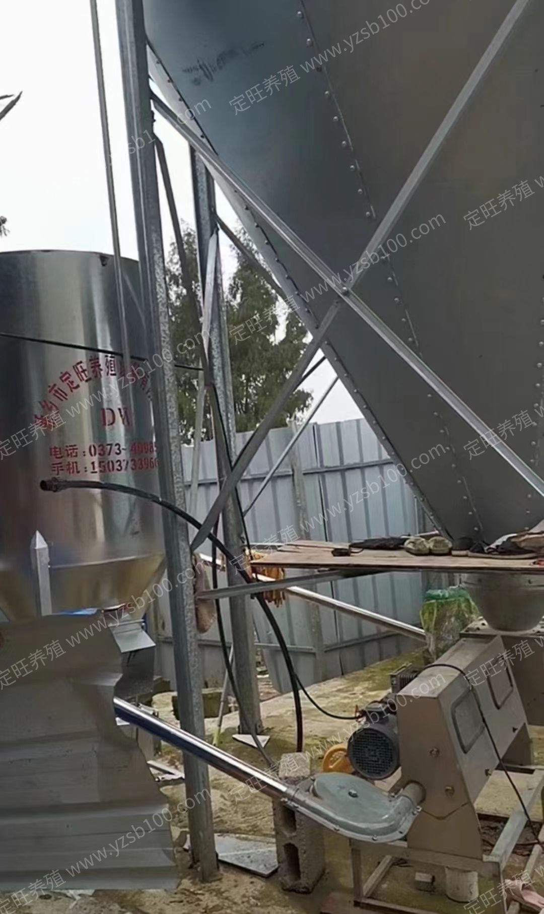 立式搅拌机与料线